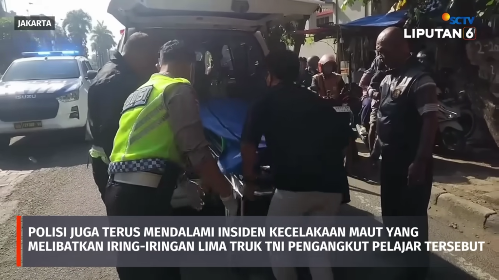Polilsi membantu proses evakuasi kecelakaan korban