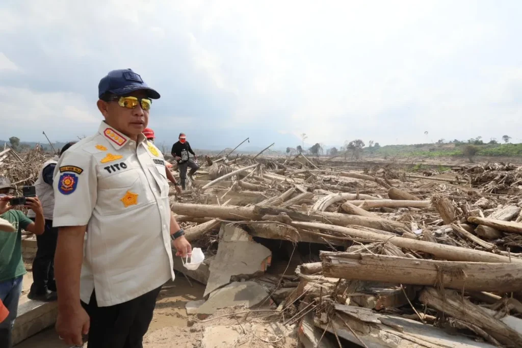 Ketua Satgas PRR sedang meninjau lokasi bencana banjir sumatera