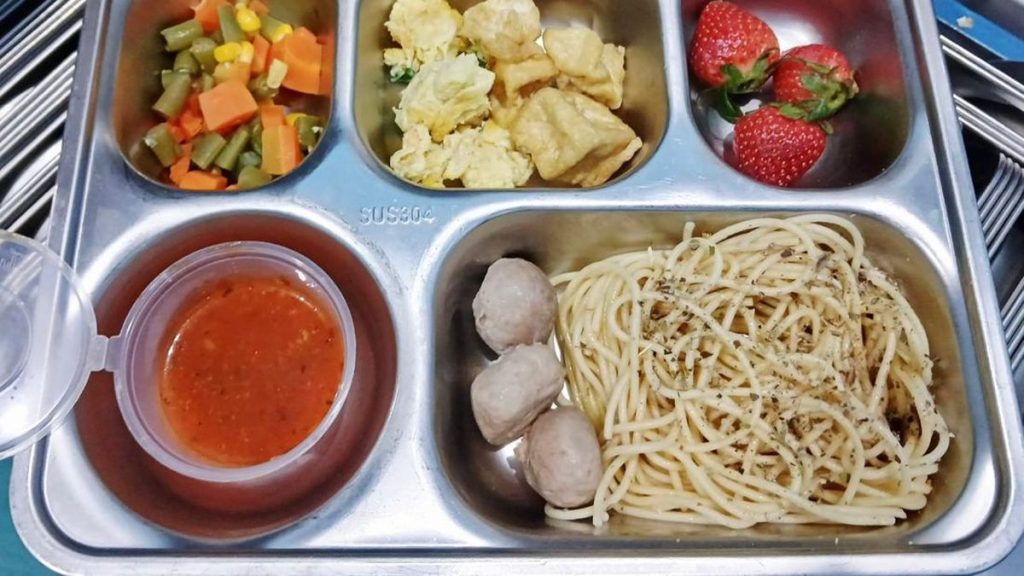 Sejumlah siswa yang keracunan merasakan gejala yang serupa dengan keracunan usai menyantap spagheti dari SPPG.