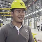 pekerja pabrik kendaraan listrik