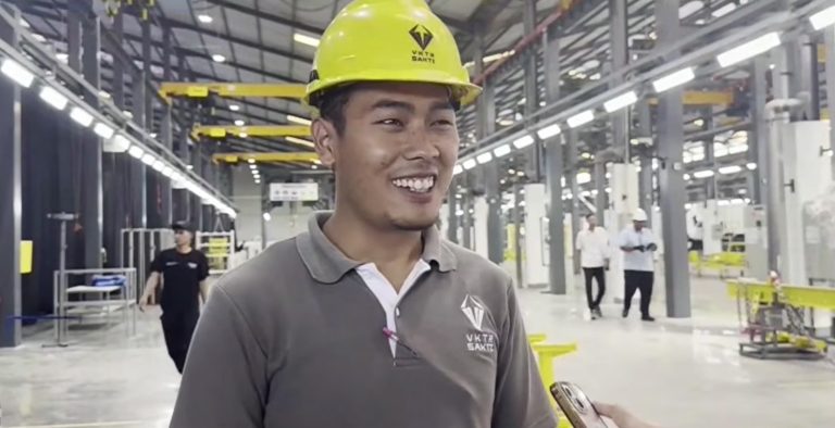 pekerja pabrik kendaraan listrik