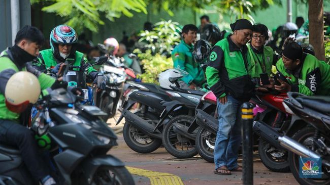 pengemudi-ojek-online-ojol-menunggu-orderan-di-kawasan-palmerah-jakarta-rabu-1222025-masyarakat-transportasi-indonesia-mti-men-3_169