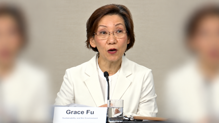 Grace Fu dalam Konferensi Pers