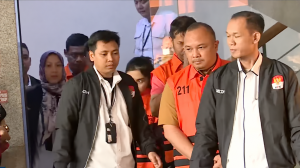 Pengawalan Tahanan di Koridor Gedung