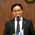 Pidato Resmi di Balik Podium